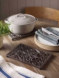 ooo.avif Frej Trivet Iron Retangular Brown